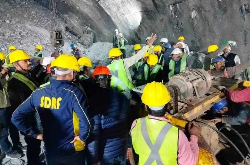 Trabalhadores indianos estão presos em túnel há 14 dias e só devem ser salvos perto do Natal; exército envia mais máquinas para resgate