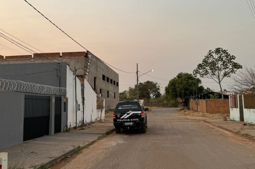 Polícia Civil cumpre mandados contra Comando Vermelho envolvida com tráfico de drogas e comércio de armas em Cáceres