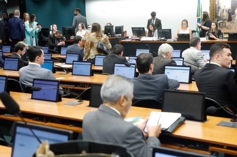 CCJ da Câmara aprova projeto que proíbe uso de celulares em sala de aula