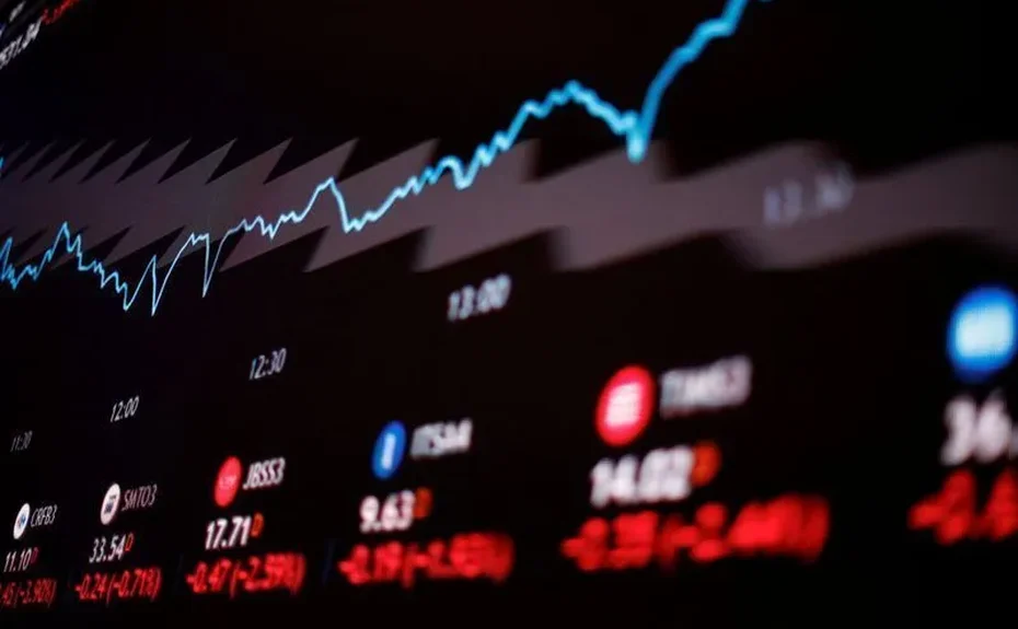 Bolsa fecha acima dos 157 mil pontos e bate 12º recorde seguido; dólar cai