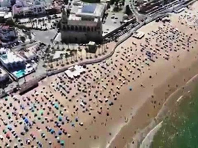 Polícia na Espanha comemora respeito do distanciamento na praia