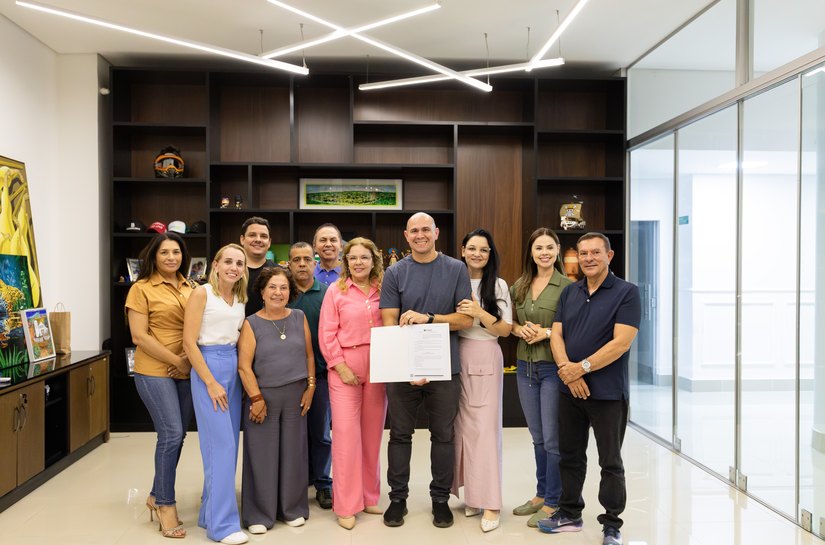 Abílio  sanciona leis que melhoram auxílio-maternidade e isenta IPTU em ruas sem asfalto