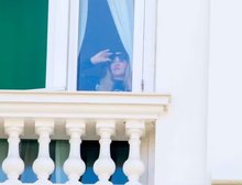 Madonna desembarca no Rio para show histórico e dá olhadinha na praia pela janela do Copacabana Palace