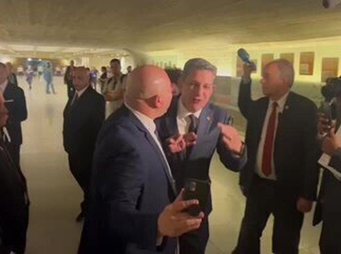 Parlamentares se desentendem na CPI e levam discussão para corredores do Congresso