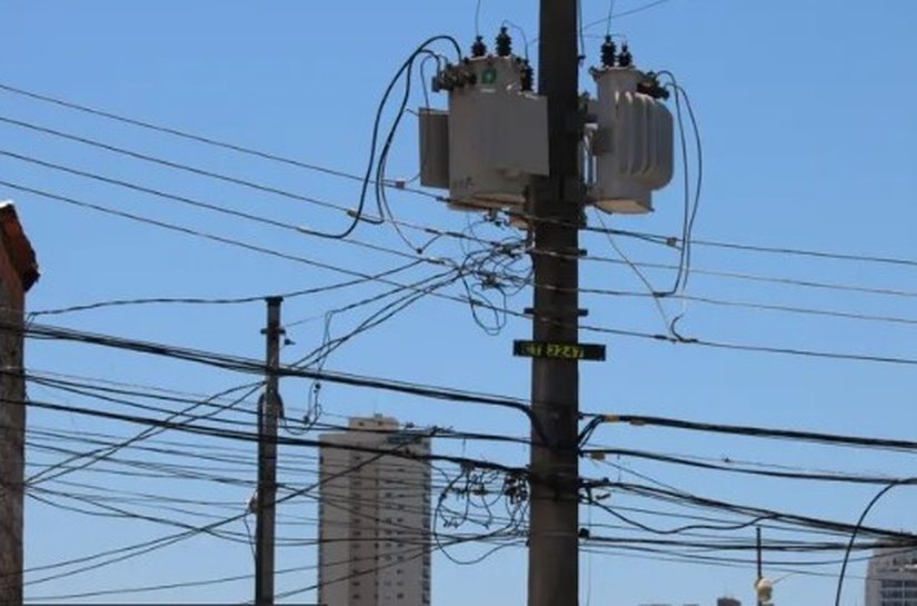 Por que o Brasil não enterra seus fios elétricos?