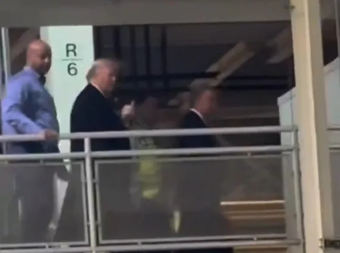 Trump xinga e mostra dedo do meio a funcionário que o teria chamado de 'protetor de pedófilo' durante visita a fábrica