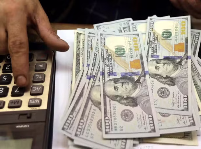 Dólar fecha abaixo de R$ 5,50 pela 1ª vez em 8 meses, com conflito Israel-Irã e 'Superquarta' no radar