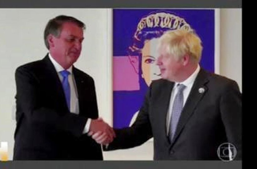 Boris Johnson recomenda vacina de Oxford durante reunião com Bolsonaro nos EUA