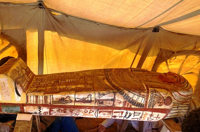 Egito anuncia a descoberta de 14 sarcófagos com cerca de 2,5 mil anos em Saqqara