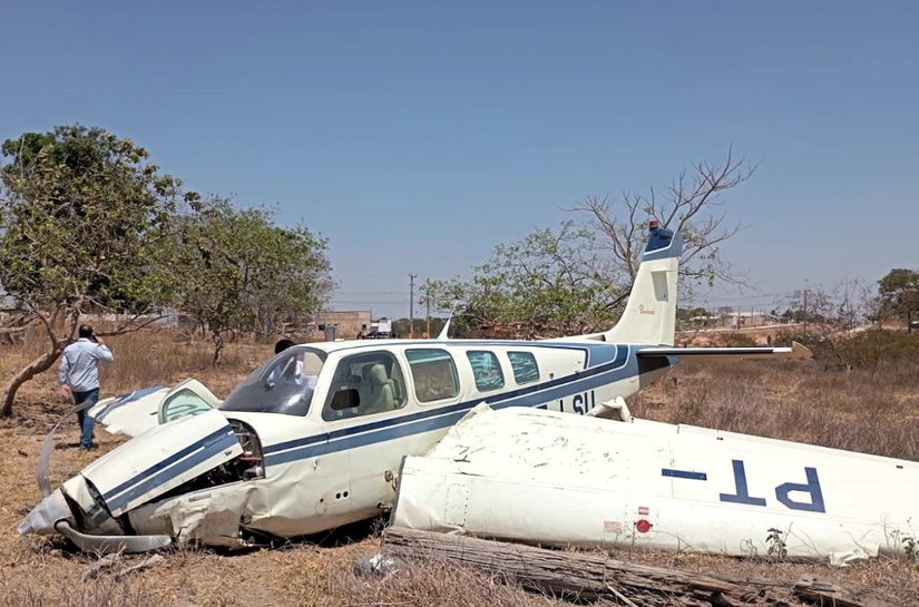 Avião de pequeno porte cai em pista do aeródromo municipal