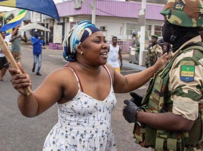Por que tantos jovens africanos celebram golpes militares em seus países