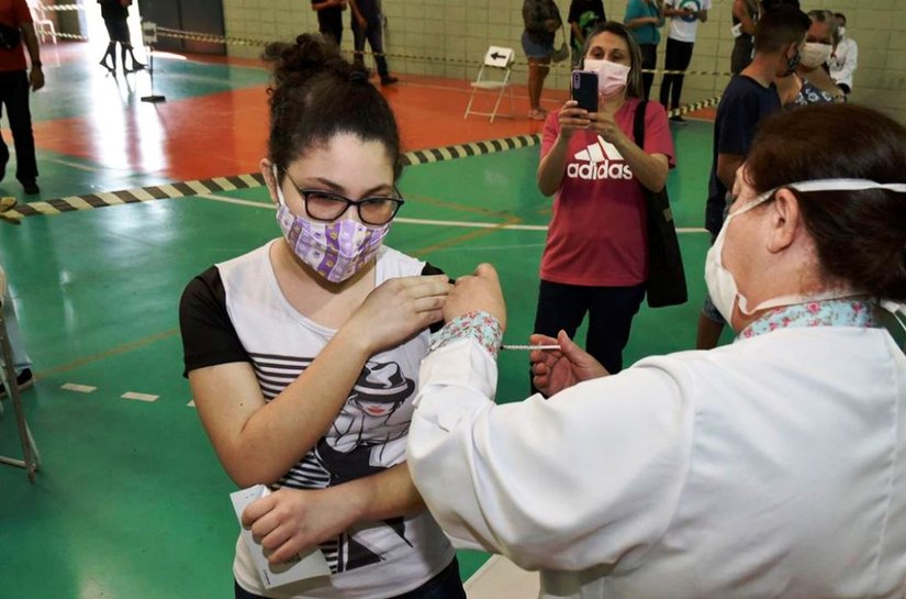 Brasil supera marca de 90% da população-alvo vacinada com a 1ª dose