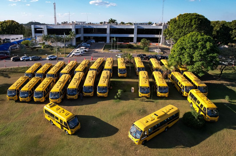 Governo de MT entrega 270 ônibus escolares para 76 municípios e assina convênios para obras de escolas