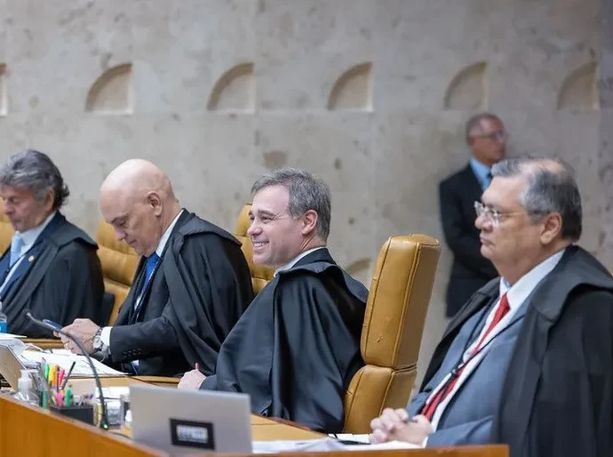 Os recados de Mendonça a Moraes e Dino ao ordenar apuração no caso Lulinha