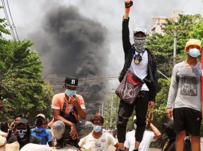 Forças de segurança matam mais de 90 manifestantes contrários ao golpe militar em Mianmar
