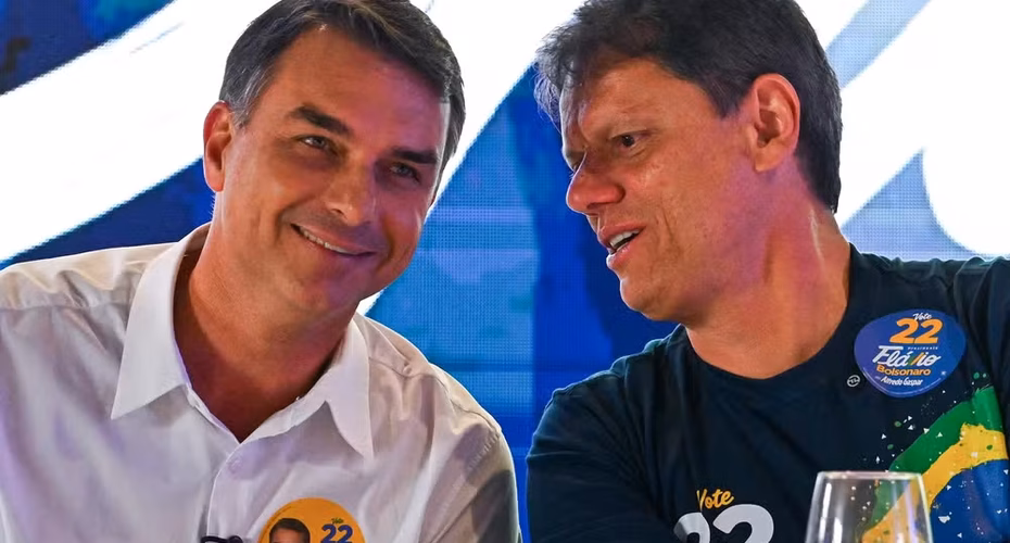 Flávio Bolsonaro se reúne com prefeitos de SP e pede mobilização a aliados: 'Não podemos baixar a guarda'
