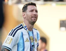 Espanha campeã: Messi cai em lágrimas após receber a medalha de vice-campeão