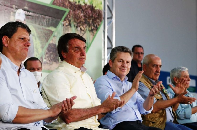 Bolsonaro entrega títulos de propriedade rural em Mato Grosso