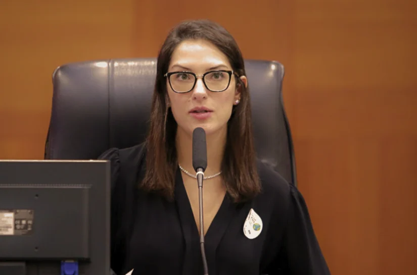 Editorial: Janaína na contramão