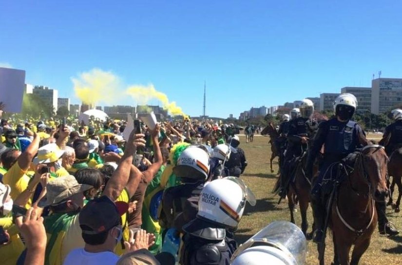 PM aciona cavalaria para isolar atos pró e contra Bolsonaro em Brasília