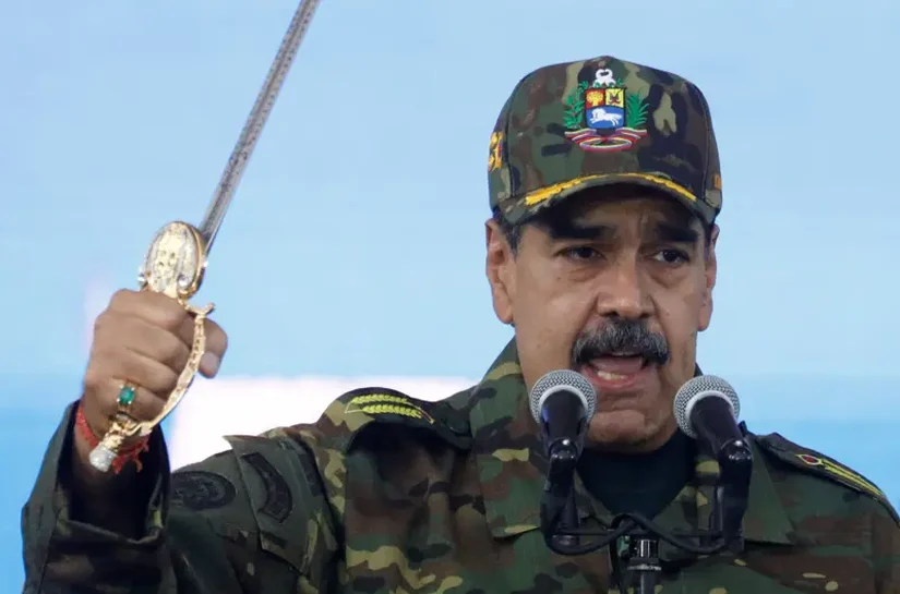 A escalada da tensão entre Venezuela e EUA, dia a dia: bombardeios no Caribe, porta-aviões e ameaça direta de ataque