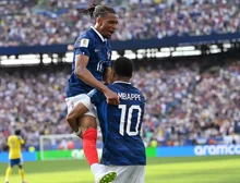 Dupla Mbappé e Olise massacra Suécia, e França avança na Copa do Mundo