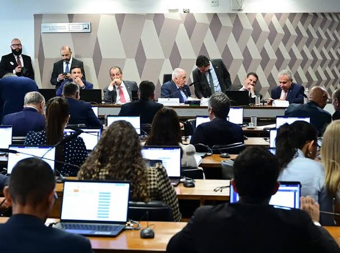 Fim da escala 6x1: CCJ do Senado aprova texto-base da proposta, mas análise no plenário é incerta