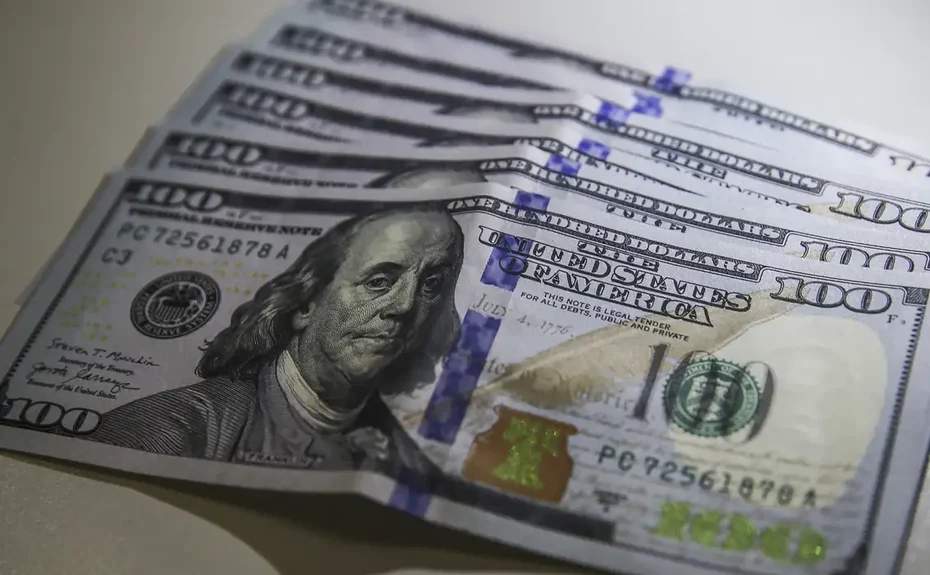 Dólar fecha abaixo de R$ 4,90 pela primeira vez em 28 meses