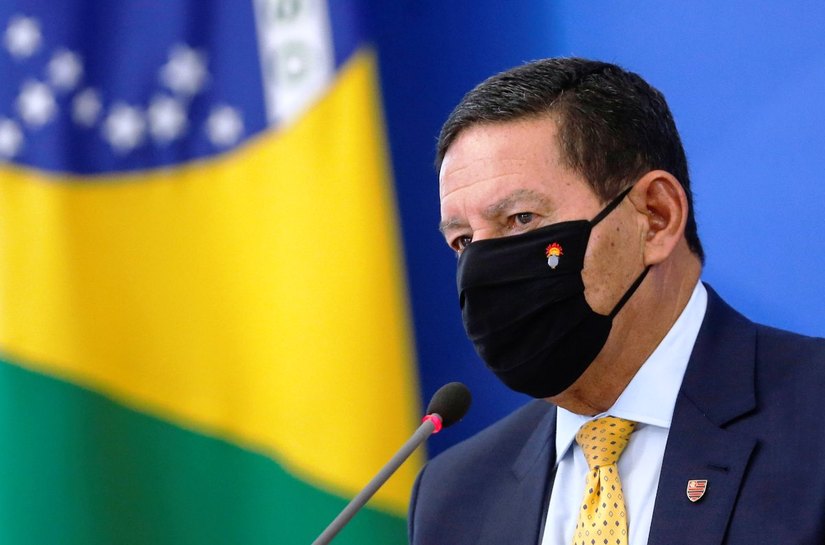 Mourão alfineta Macron e cita desmatamento ilegal na Guiana Francesa