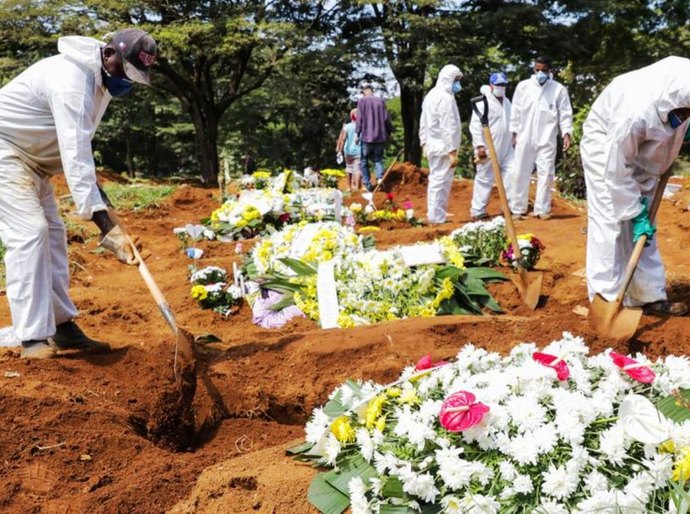 Com 2.513 mortes em 24 h, Brasil se aproxima das 440 mil vítimas da Covid-19