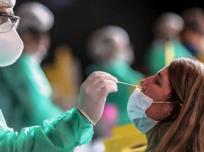 Teste de covid: por que está tão difícil conseguir testagem no Brasil?