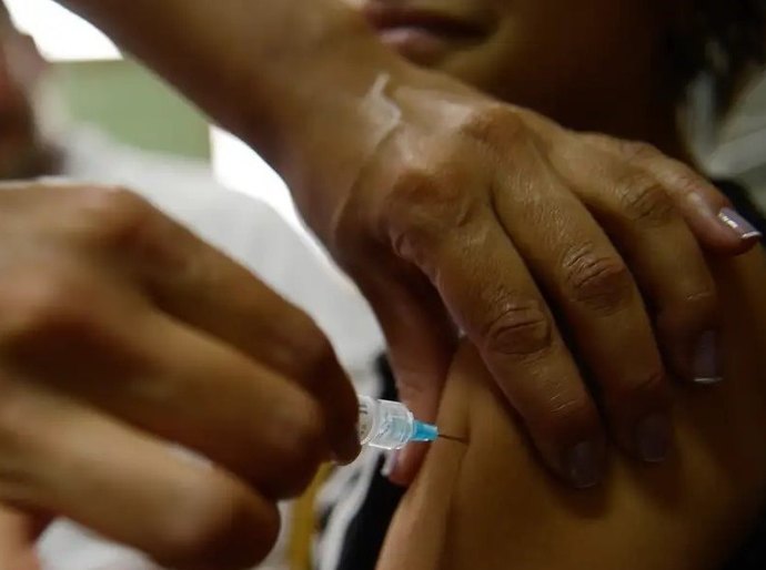 Entenda como fica a vacinação contra o HPV no Brasil