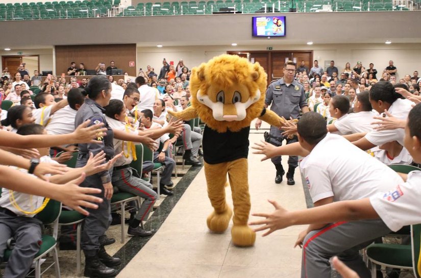 Proerd realiza formatura de 1.300 alunos do sétimo ano em Cuiabá