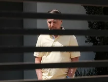 Moraes concede prisão domiciliar a Bolsonaro após internação por pneumonia