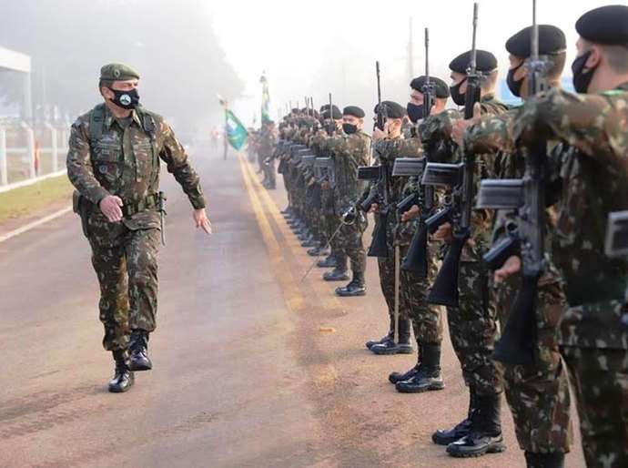 Militares devem se vacinar, usar máscara e não divulgar fake news, determina Exército