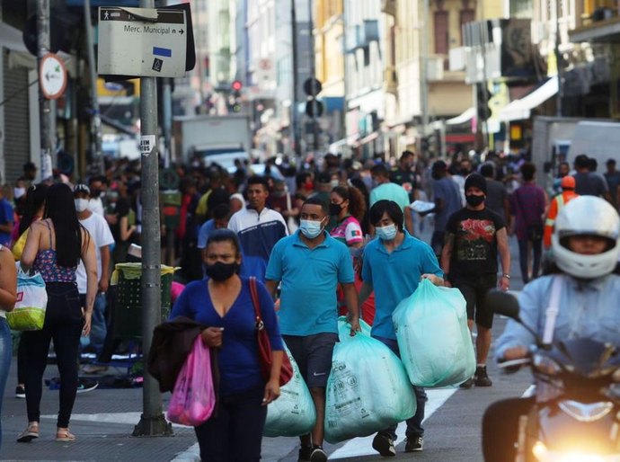 População do Brasil passa de 211,7 milhões de habitantes, estima IBGE