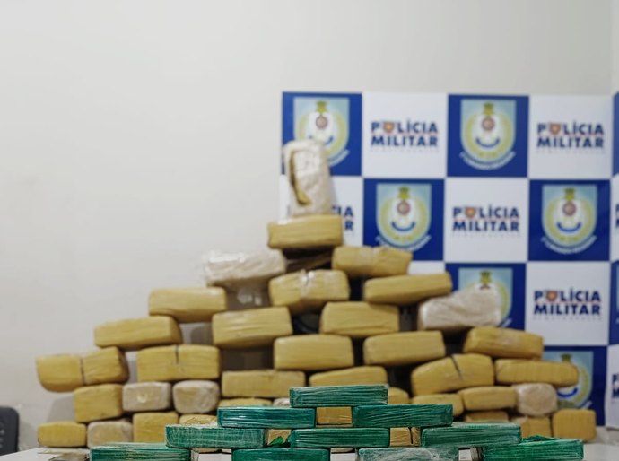 PM prende traficante e apreende 52 tabletes de maconha e pasta base de cocaína