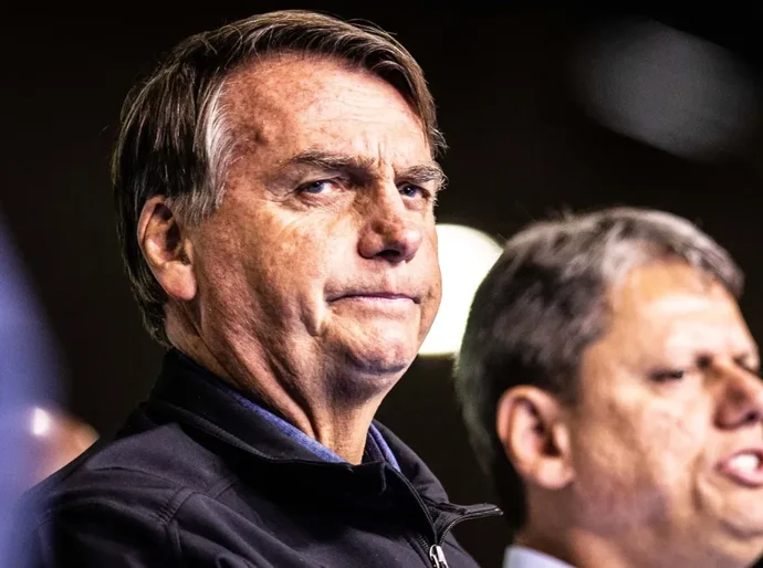 Bolsonaro sinaliza apoio a Tarcísio, mas PL impõe filiação