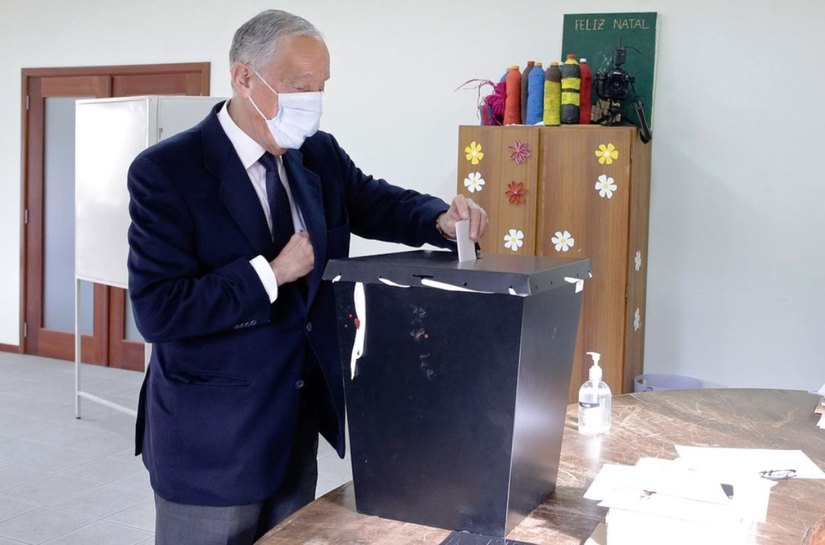 Marcelo Rebelo de Sousa é reeleito presidente de Portugal, segundo projeções