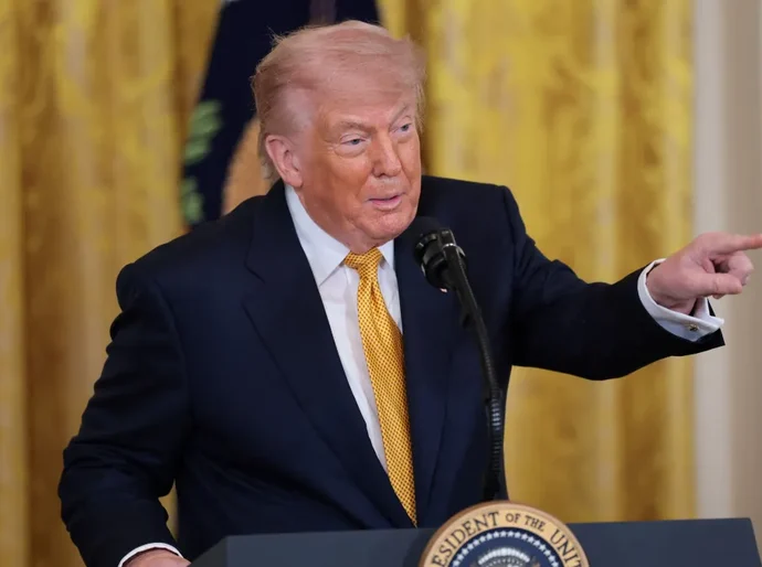 Trump diz que EUA atacarão novamente o Irã após derrubada de helicóptero