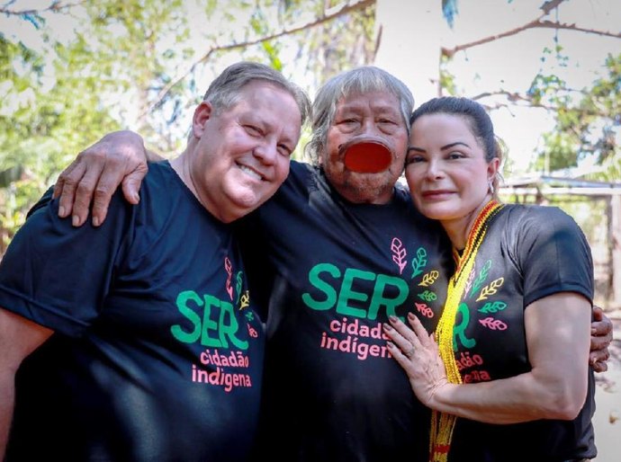 Cacique Raoni recebe primeira-dama Virginia Mendes na aldeia Metuktire, região do Xingu