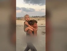 A história por trás do vídeo viral de menino palestino carregando irmãozinho nas costas
