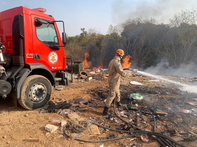 Corpo de Bombeiros Militar combate incêndio em lixão em Primavera do Leste, MT