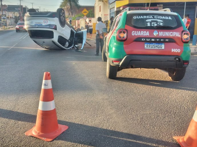 Motorista bêbado da Agrex atropela idoso, capota carro e é liberado após pagar fiança em Várzea Grande