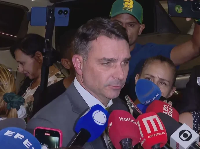 Jair Bolsonaro chegou a parar de respirar, diz Flávio