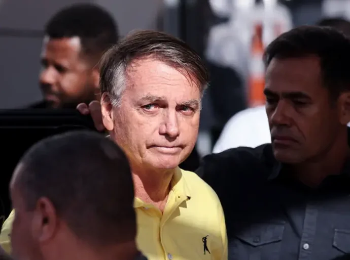 'Possibilidade de fuga'? Polícia vai checar carros que saem da casa de Bolsonaro e vigiar área externa, decide Alexandre de Moraes