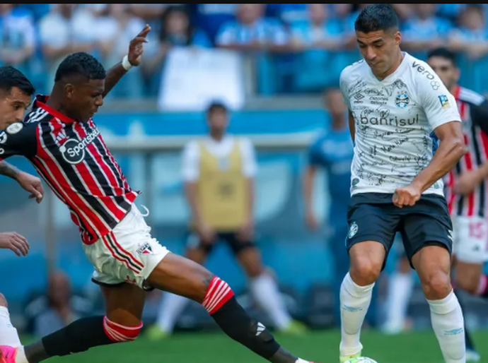 Em duelo de tricolores, Grêmio vence São Paulo de virada por 2 a 1 em casa
