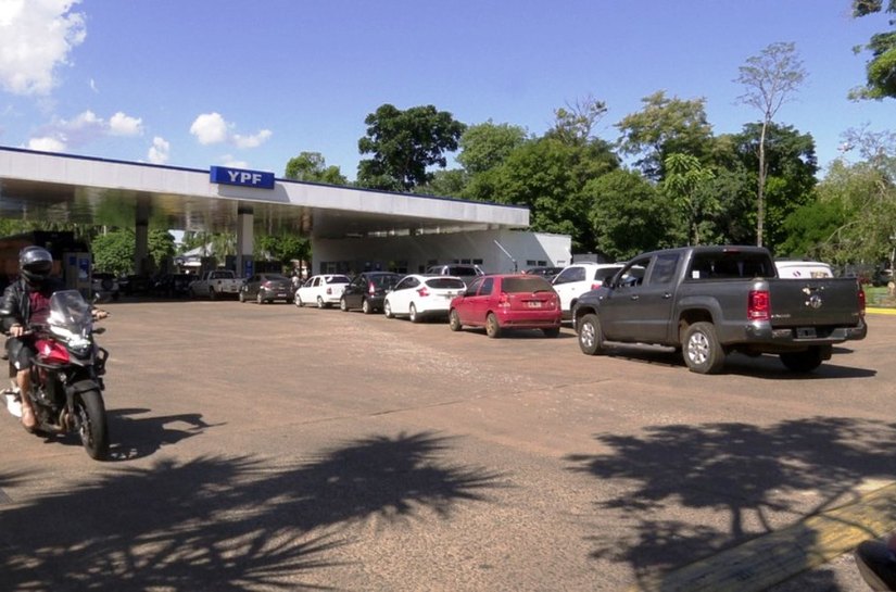 Brasileiros cruzam fronteira e fazem fila para abastecer na Argentina ao equivalente a R$ 3,10 por litro