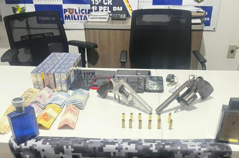 PM recupera dois carros roubados, apreende armas de fogo e prende suspeitos