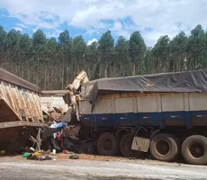 Tragédia na BR-163: colisão entre moto e três carretas mata dois e deixa cinco em estado grave em Rondonópolis